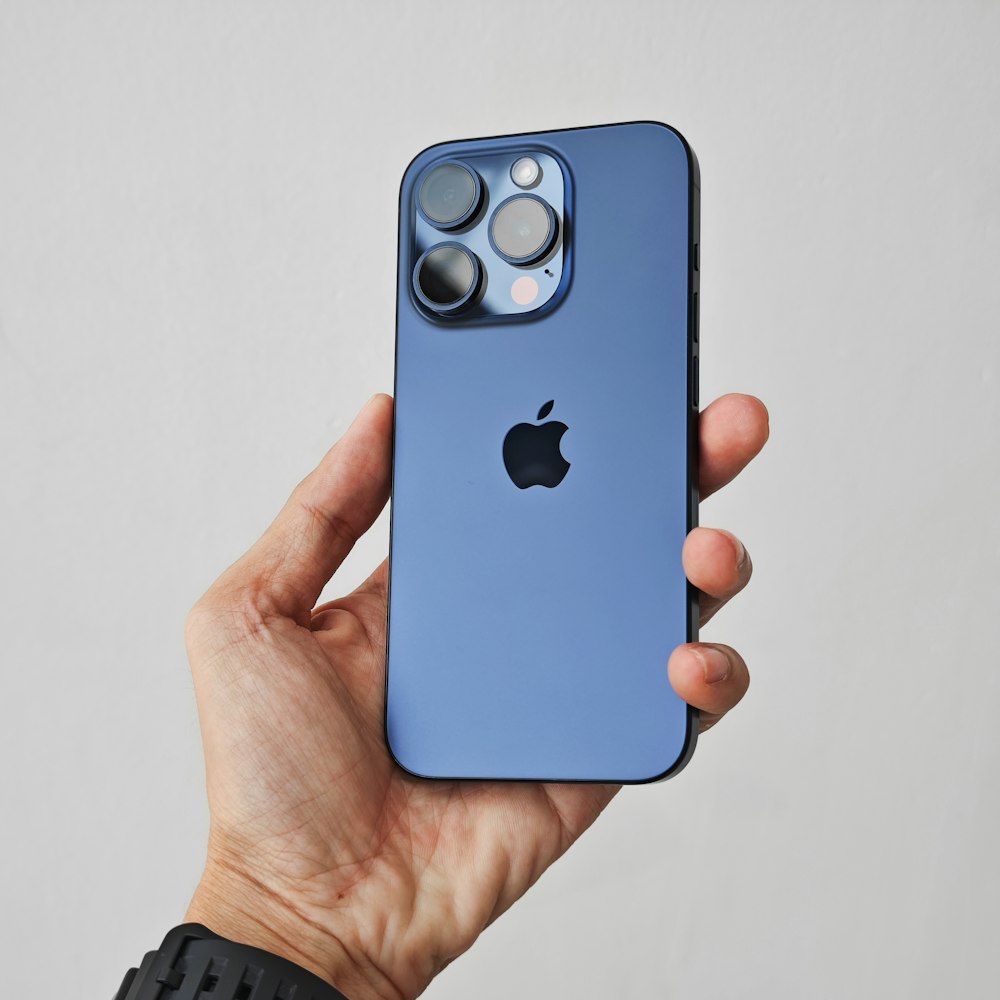 Mão segurando smartphone para produção de vídeo mobile